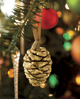 christmas tree decorating ideas, green red and golden color scheme