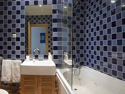  geometric Pattern Bathroom Decoration Ideas-rectangular tub 