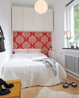 small-bedroom-decorating-ideas-modern-wallpaper-red.gif (325×400)