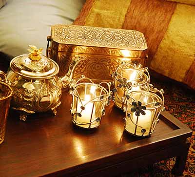 decorate tea lights and golden teapot for Arabian theme party table