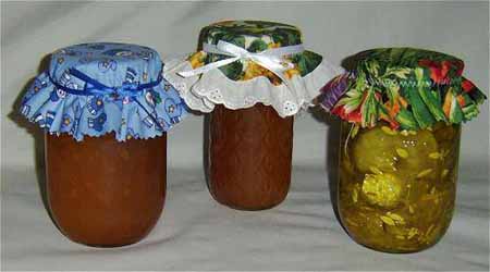 kitchen-decorating-with-decorative-fabrics-country-decor