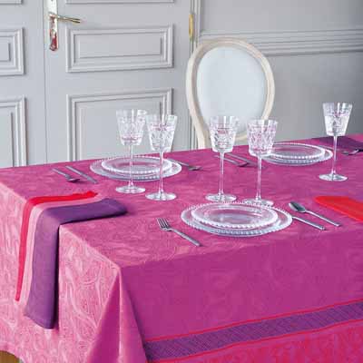 silk-fabric-pink-purple-color-table-decoration