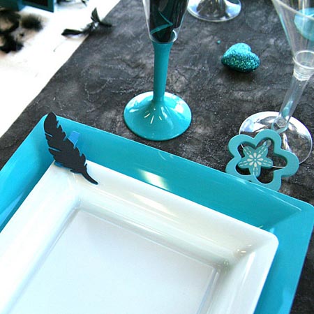 black feathers and turquoise color flowers for table decoration
