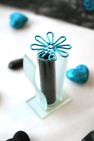 flowers and hearts decorations in black and turquoise colors with flower arrangements are attractive table centerpiece ideas