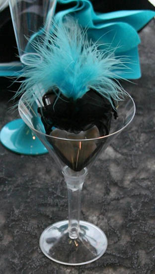turquoise feathers for table decoration in black and turquoise colors