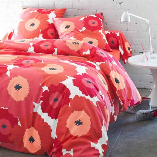 floral bedding sets in red and pink are modern color trends and bedroom ideas