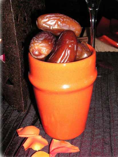 dates and figs table centerpiece ideas for the party in moroccan style