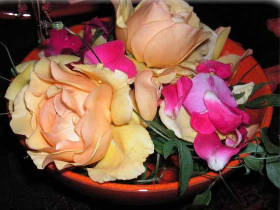 roses table centerpiece ideas for romantic party in moroccan style