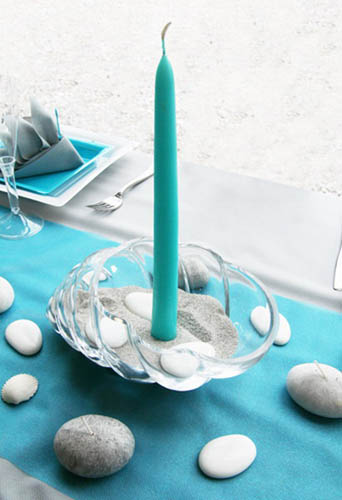 turquoise candles and white river pebbles for table decor