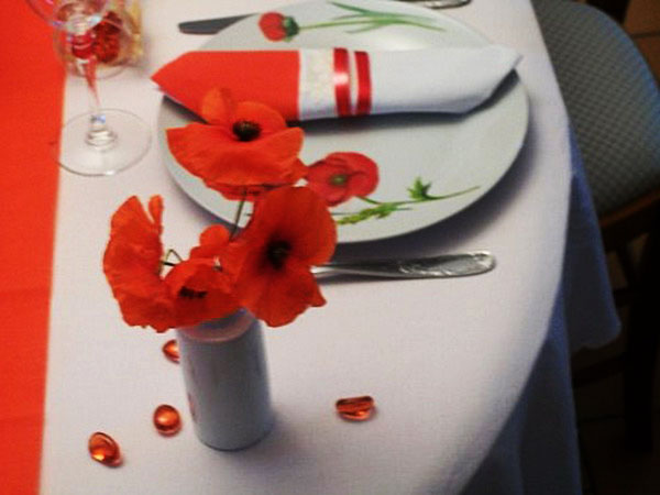 red poppy flower centerpieces and table decorating ideas
