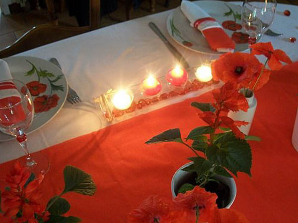 red flowers and candle centerpiece ideas offer beautiful table decorations