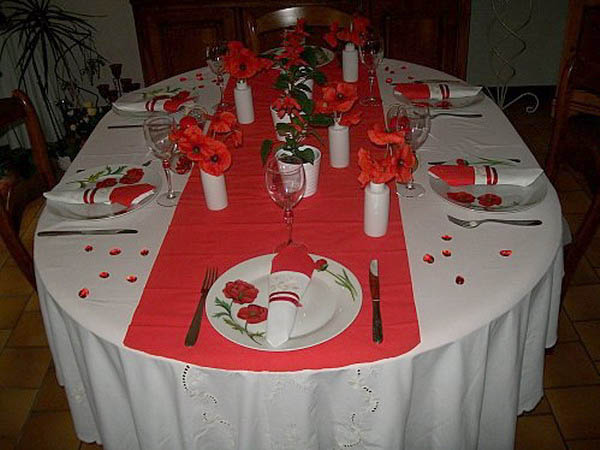 red poppies for table decoration in white and red colors