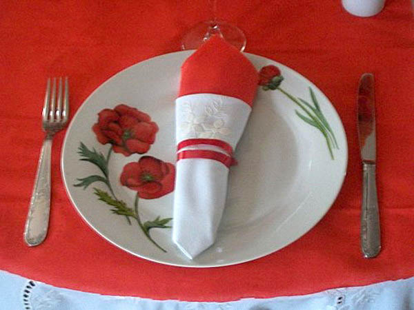 red poppy dinnerware and table decorations in white and red colors