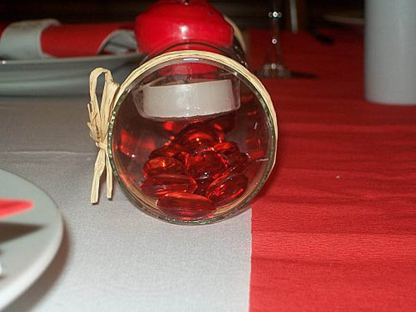 white and red color combination for table decoration