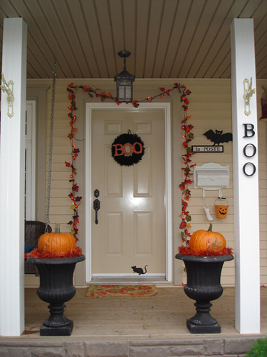 simple halloween decorations and ideas, black urns with pumpkins, door wreath and garland