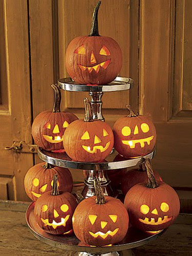 creative halloween party table centerpiece ideas with carved and glowing pumpkins