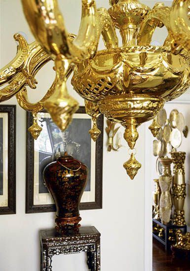 Egyptian decor looks luxurious with golden light and intricate chandelier design