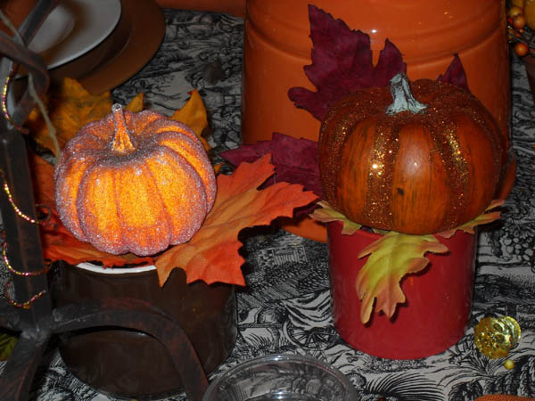 simple fall ideas and decorations for Thanksgiving Table small pumpkins and fal leaves