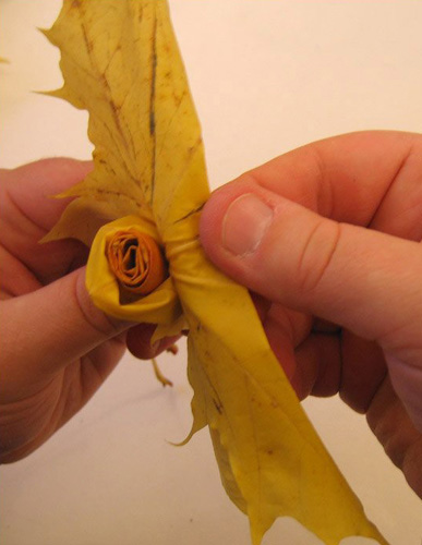 making floral centerpieces for fall decorating with maple leaves