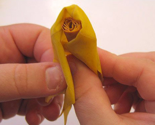 make roses of fall leaves for Thanksgiving table decorate