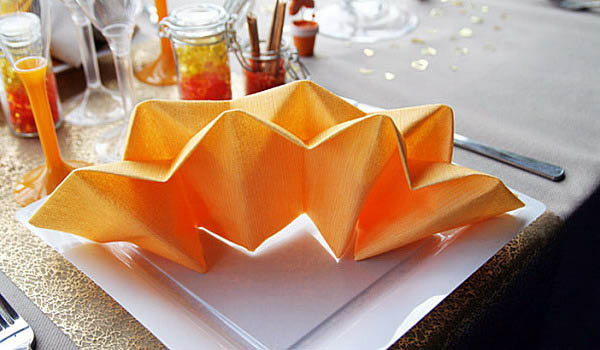 orange napkins are bright table decorations and simple fall ideas