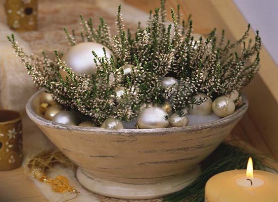 green and white heather christmas table centerpiece idea