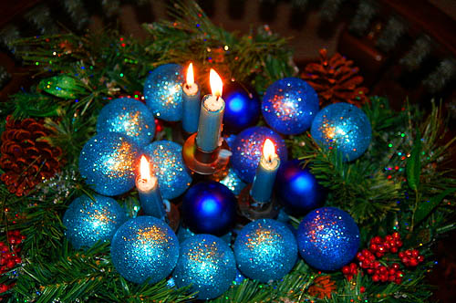 blue candles with light and dark blue christmas balls table centerpiece ideas