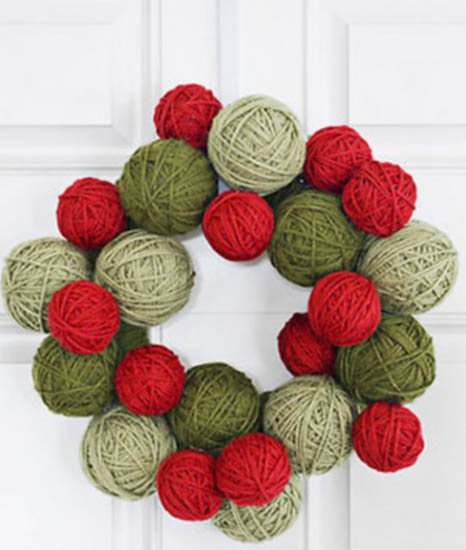 make foor wreath of red and green yarn balls