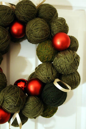  Christmas wreath of green yarn balls and red Christmas balls 