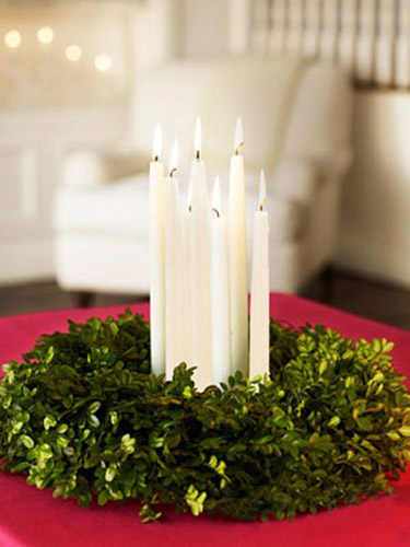 white cchristmas centerpieces with white candles