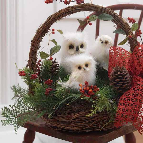 creative table centerpiece idea for winter holiday