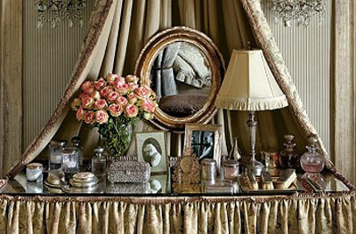  console table with table lamp and oval mirror 