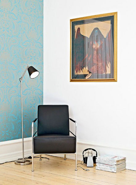 modern chair in black and floor lamp 