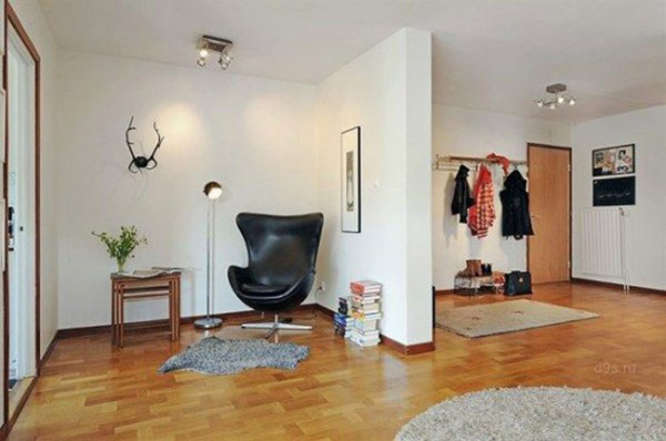  black leather chair and floor lamp 