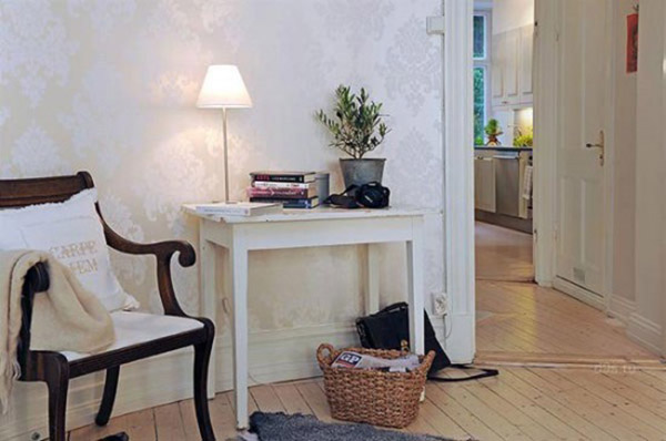  upholstered chair and console table with lamp 
