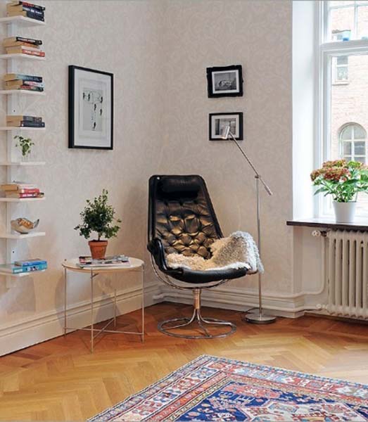  black chair with a small table 