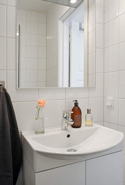 white bathroom wall tiles