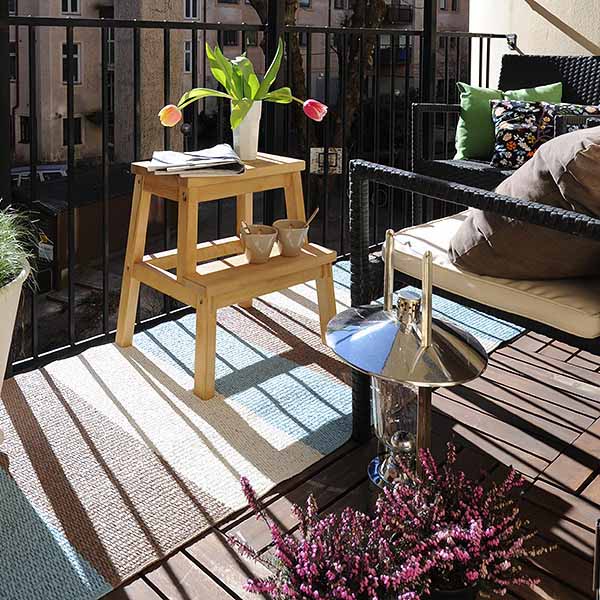 tulip centerpiece, soft pillows and metal lantern