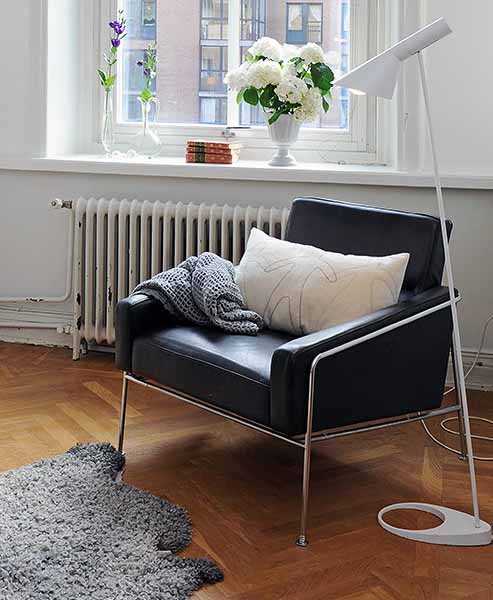 vintage furniture Modern interior decoration retro style (4)  black leather chair with metal frame in a retro style