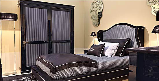 bedroom decorating in blue and white colors