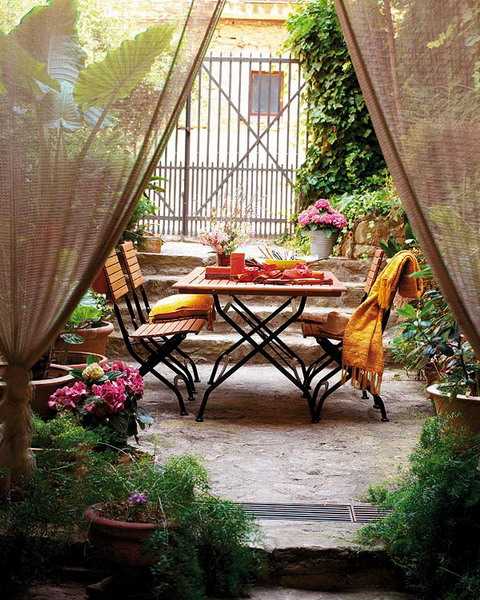 Light curtains and outdoor furniture for dining rooms
