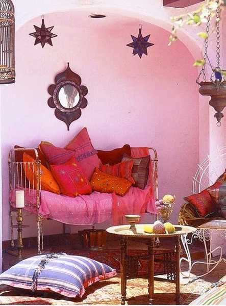  pink and red colors for ethnic decoration with Moroccan-style accessories 