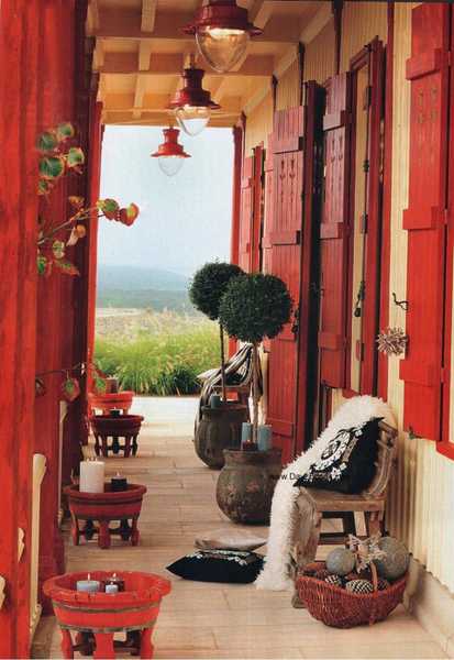 red colors of bohemian decorating