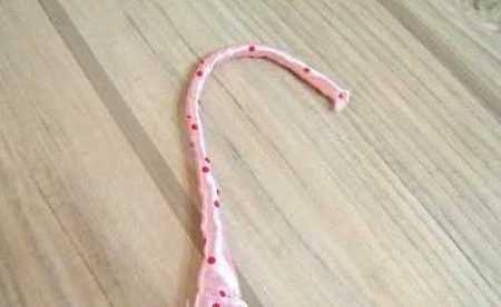  decorate hanger with ribbon 