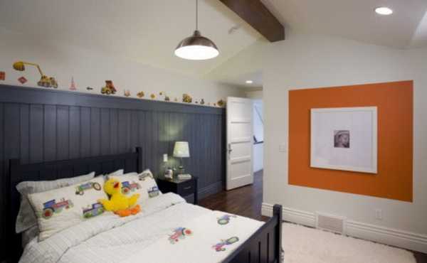 orange accent on the wall to the bedroom decor