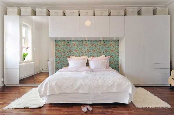 white bedroom decorating green and blue background