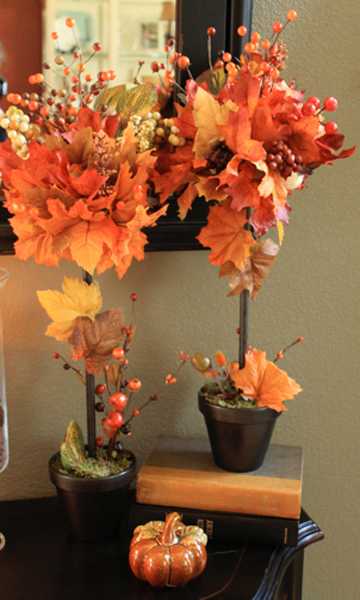 Thanksgiving table centerpiece ideas with autumn leaves