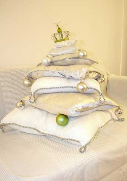 pad Christmas tree with green Christmas balls