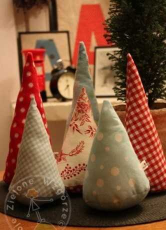 fabric Christmas trees for table decorations