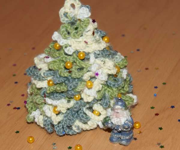 crochet christmas tree decorated with beads in golden color